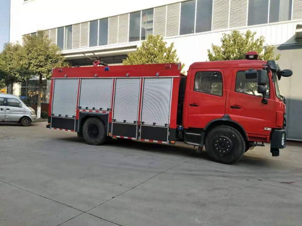 國(guó)六東風(fēng)5.5噸水罐消防車